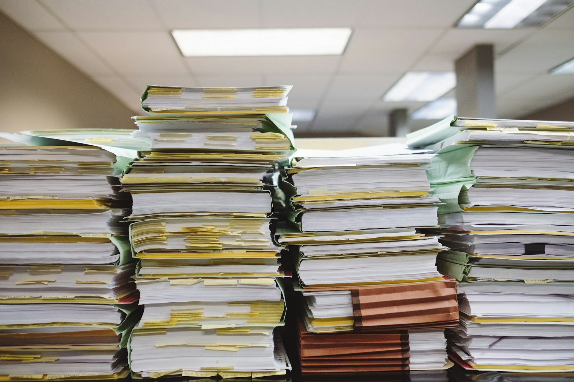 Carpetas y documentos apilados en una oficina