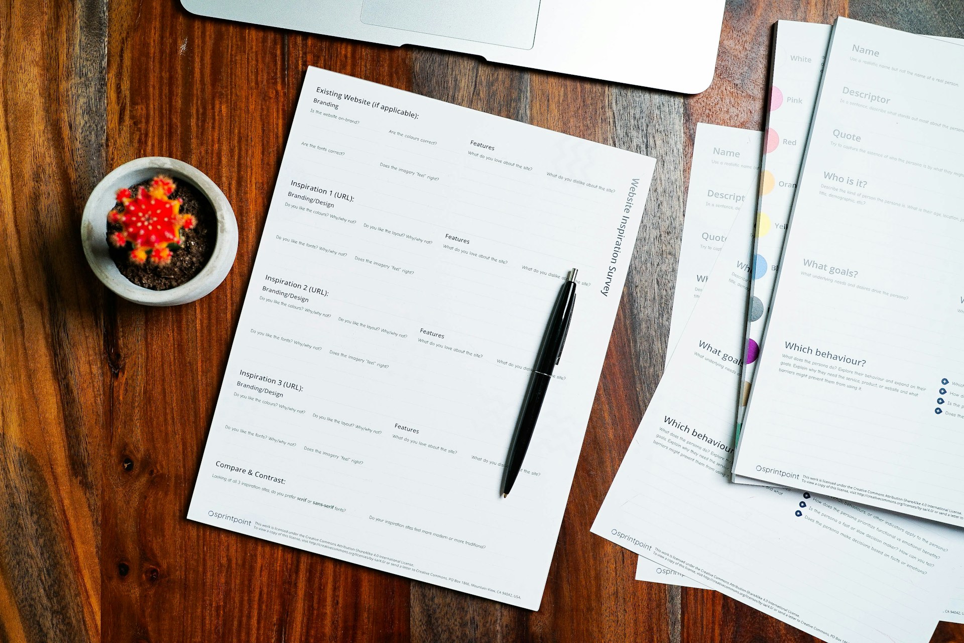 Mesa de trabajo con documentos y un bolígrafo