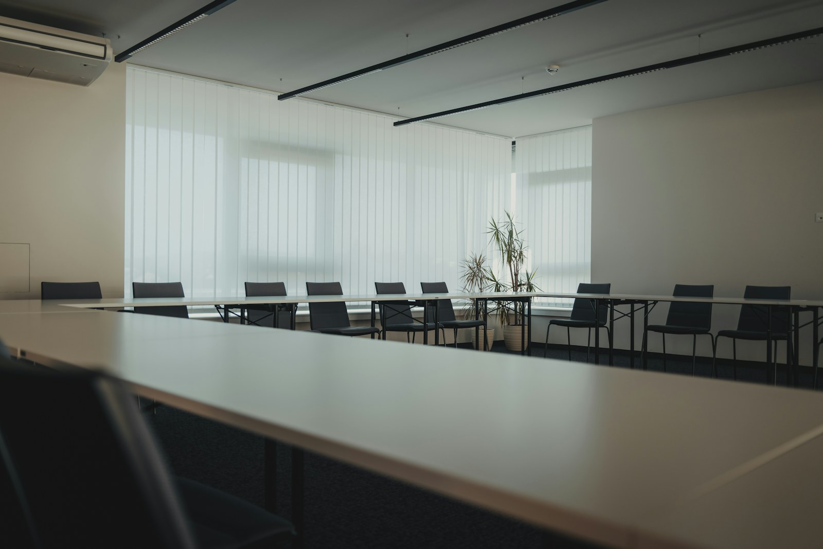 Sala de reuniones preparada para una negociación